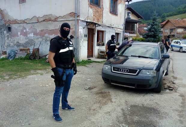 Поп пао у продаји експлозива, на примопредају повео своју децу!